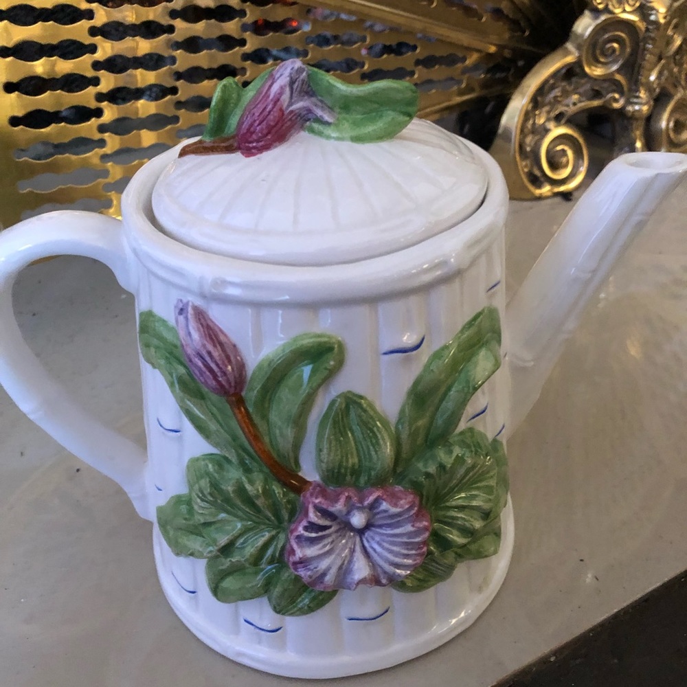 TEA POT great condition.